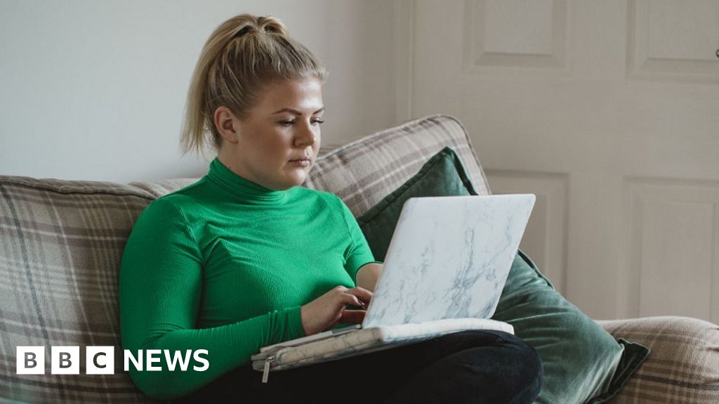 UK jobs market weakens as employment costs grow